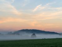 Morgennebel zieht durch das Tal bei Aschau unterhalb Höhenberg